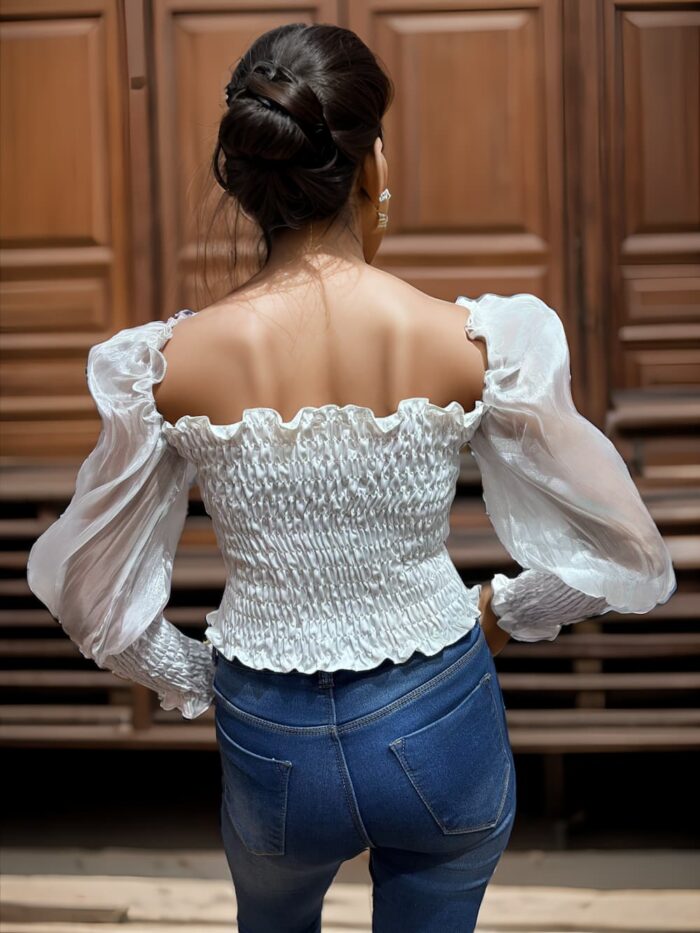 Elegant White short top with ribs and puffed sleeves white short top